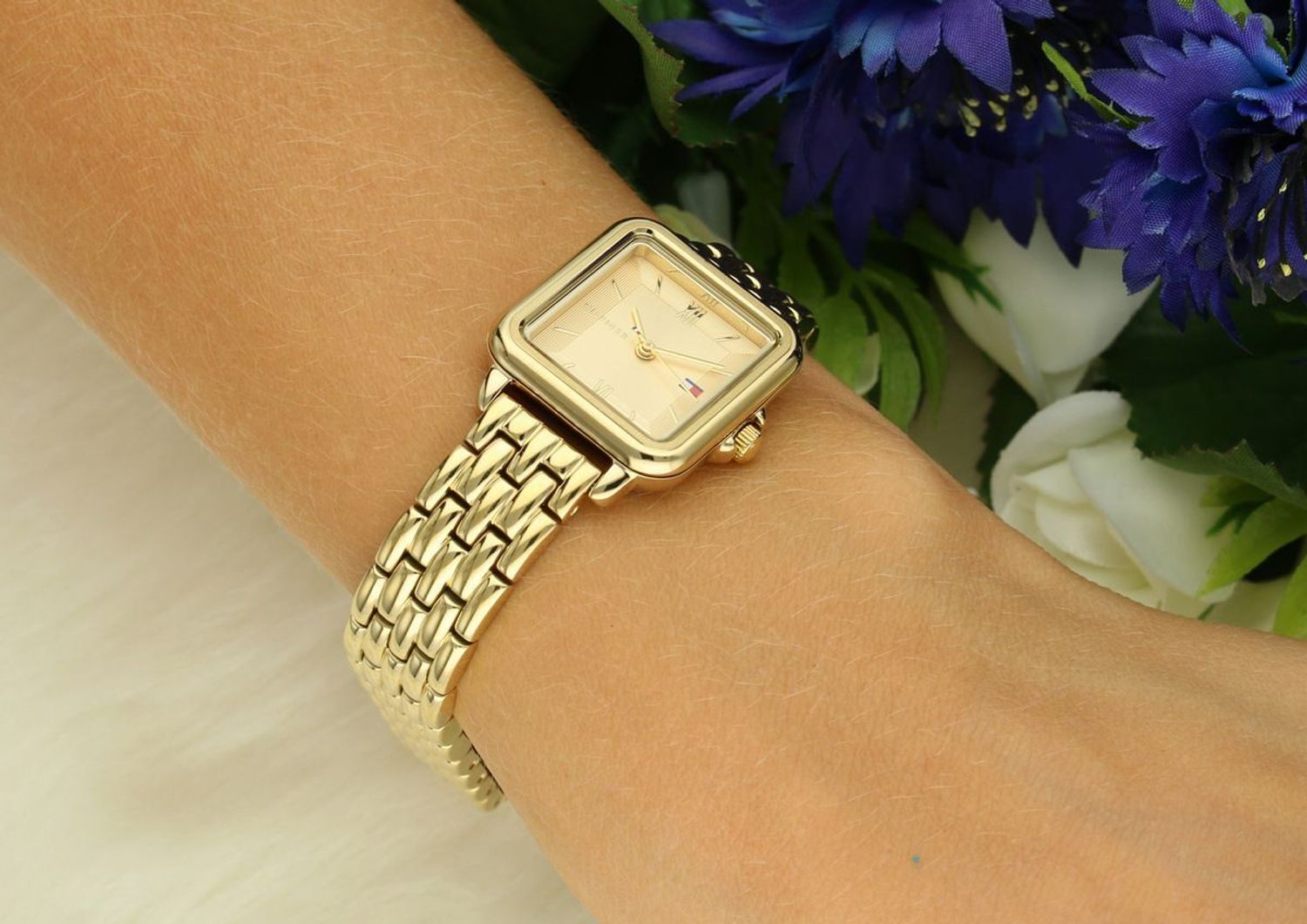 Zegarek damski Tommy Hilfiger 1782832 – złoty design, prostokątna koperta i stylowa bransoleta. Luksus i elegancja dla nowoczesnych kobiet.1.jpg