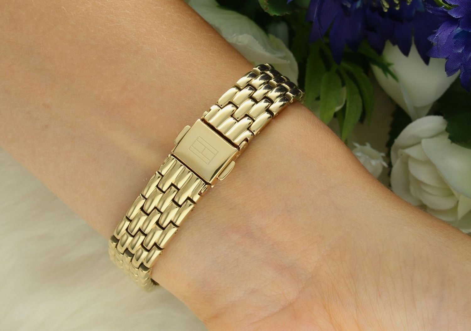 Zegarek damski Tommy Hilfiger 1782832 – złoty design, prostokątna koperta i stylowa bransoleta. Luksus i elegancja dla nowoczesnych kobiet.1.jpg