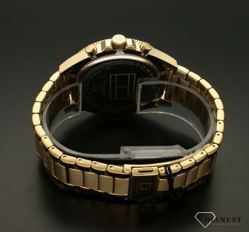 Zegarek męski złoty Tommy Hilfiger Larson 1791919.  Zegarek z kalendarzem rozmieszczonym na trzech małych tarczach. Wskazane są na nich między innymi dzień tygodnia oraz dzień miesiąca. Mechanizm japoński mieści się w stalow.jpg