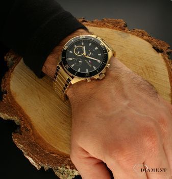 Zegarek męski złoty Tommy Hilfiger Larson 1791919.  Zegarek z kalendarzem rozmieszczonym na trzech małych tarczach. Wskazane są na nich między innymi dzień tygodnia oraz dzień miesiąca. Mechanizm japoński mieści się w stalowe (1).jpg