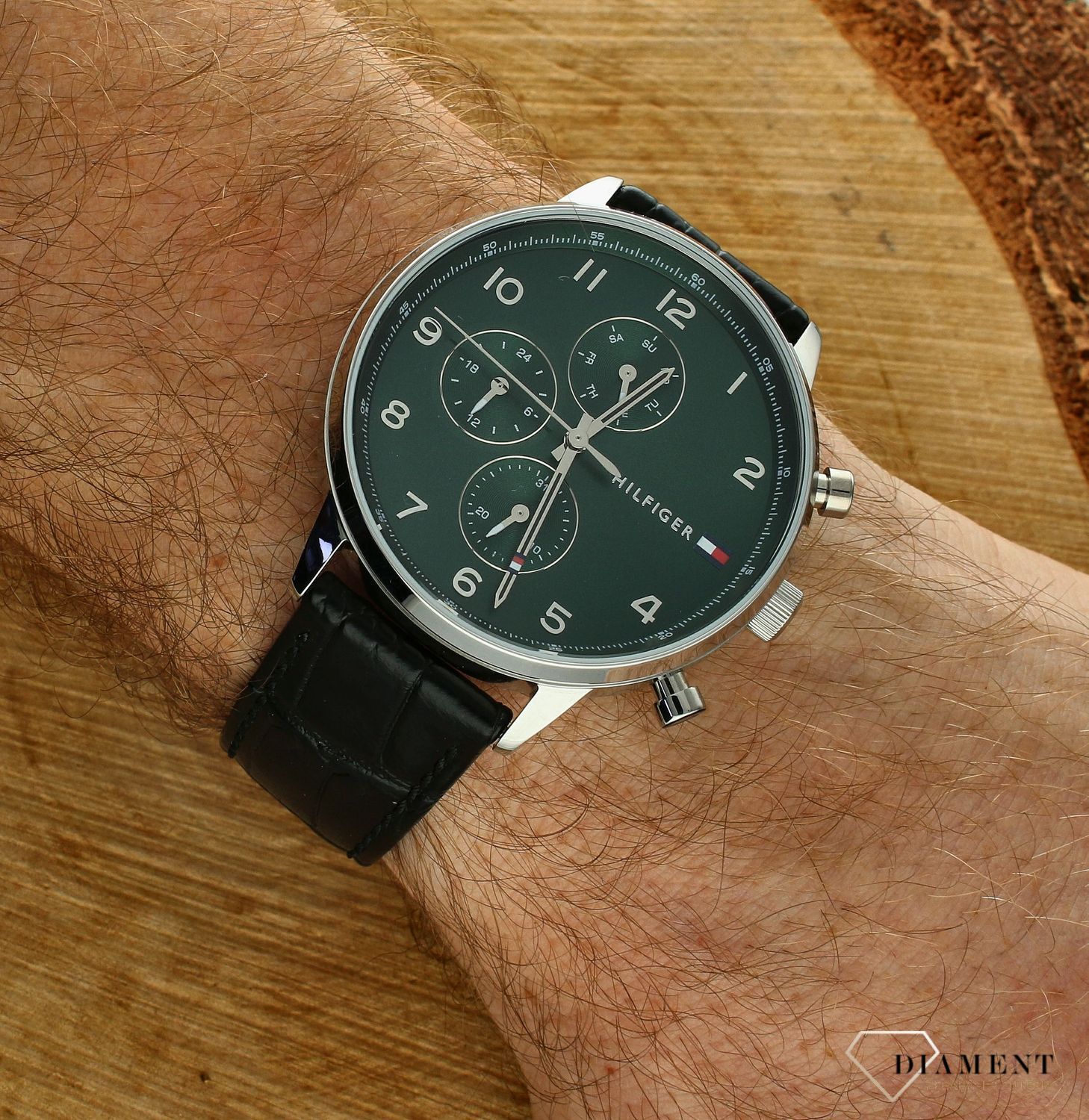 Zegarek męski Tommy Hilfiger Leonard 1791985. Męski zegarek na pasku Tommy Hilfiger. Zegarek męski Tommy Hilfiger z zieloną tarcza. Zegarek modowy na pasku. Zegarek męski Tommy Hilfiger idealny na prezent.  ( (3).jpg