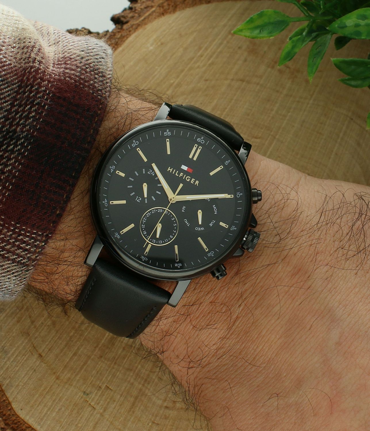 Zegarek męski TOMMY HILFIGER 1792144, o czasomierz który posiada kwarcowy mechanizm, zasilany za pomocą baterii. Dzięki temu jest bardzo dokładny. Wysokiej jakości stal chirurgiczna 316L użyta do wykonania koperty gwar.jpg