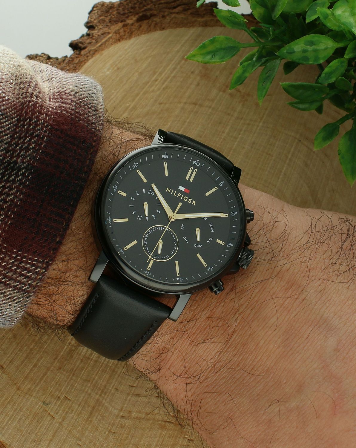 Zegarek męski TOMMY HILFIGER 1792144, o czasomierz który posiada kwarcowy mechanizm, zasilany za pomocą baterii. Dzięki temu jest bardzo dokładny. Wysokiej jakości stal chirurgiczna 316L użyta do wykonania koperty gwar.jpg