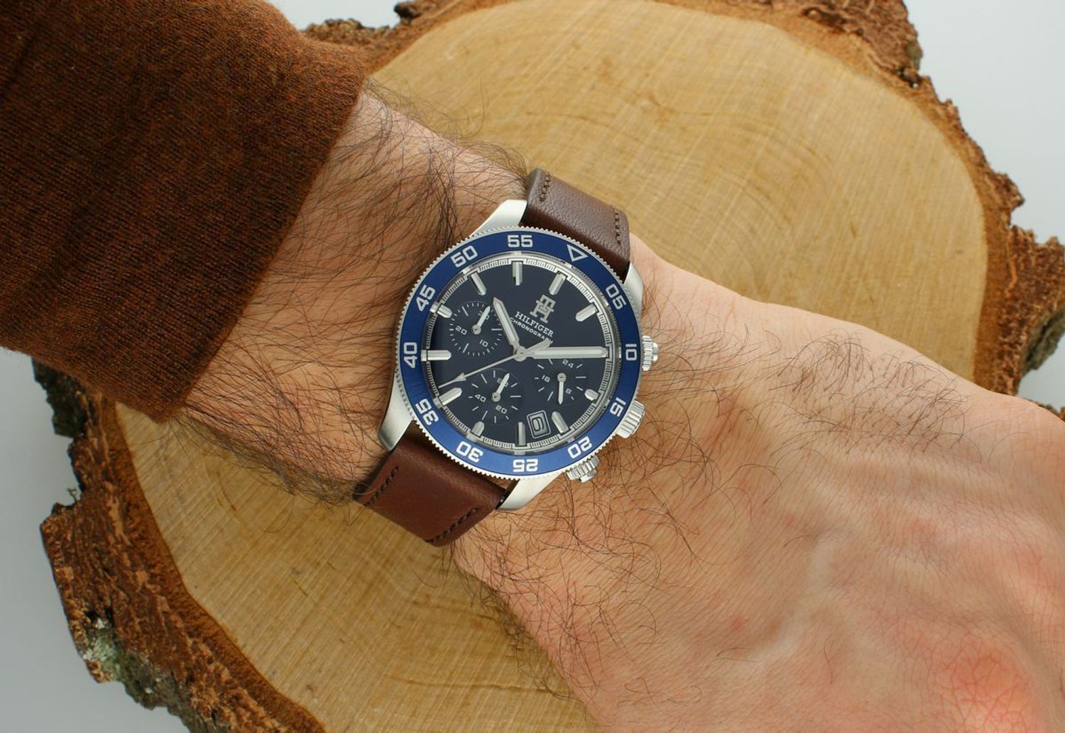 Zegarek TOMMY HILFIGER męski 1792163 to stalowy męski zegarek idealny na prezent dla mężczyzny.  Zegarek na brązowym pasku, z kopertą w srebrnym kolorze i granatową tarczą1.webp