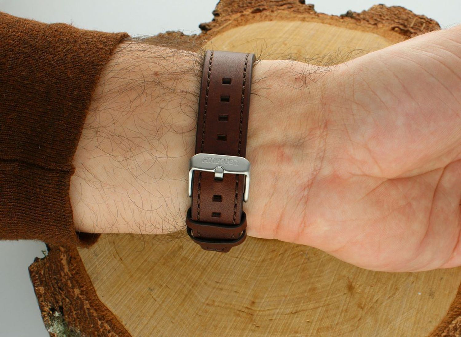 Zegarek TOMMY HILFIGER męski 1792163 to stalowy męski zegarek idealny na prezent dla mężczyzny.  Zegarek na brązowym pasku, z kopertą w srebrnym kolorze i granatową tarczą1.webp