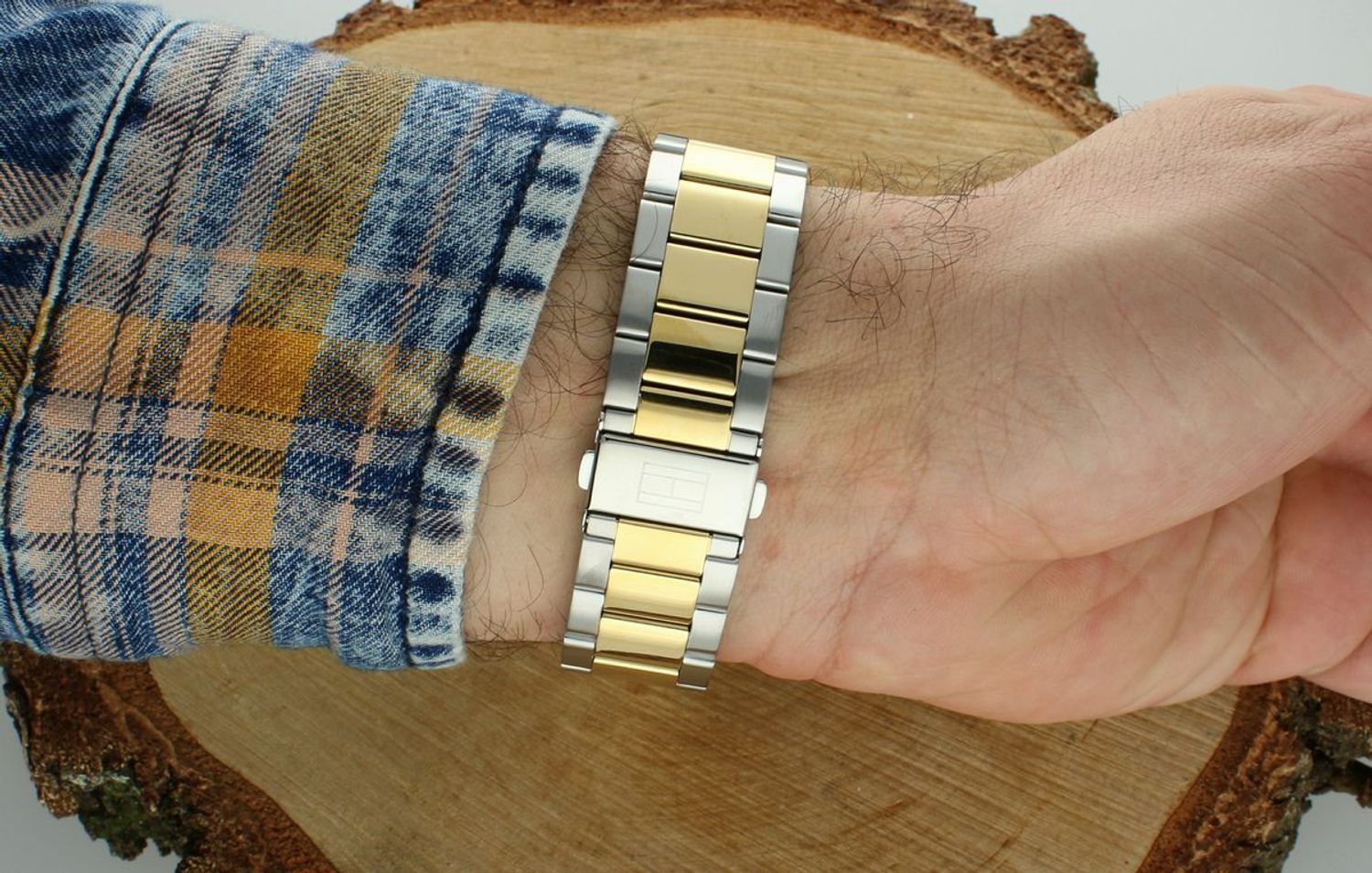 Zegarek TOMMY HILFIGER Bruce Green 1792192 Złoty zegarek męski Tommy Hilfiger 1792192, to czasomierz który posiada kwarcowy mechanizm, zasilany za pomocą baterii. Dzięki temu jest bardzo 1.jpg