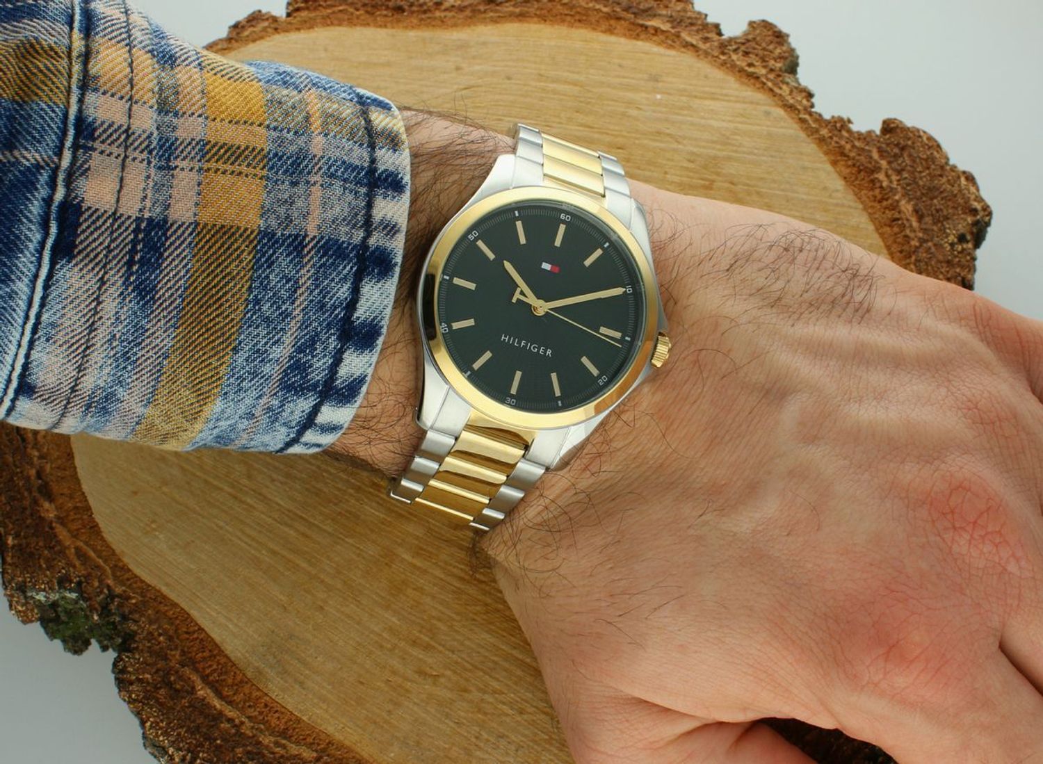 Zegarek TOMMY HILFIGER Bruce Green 1792192 Złoty zegarek męski Tommy Hilfiger 1792192, to czasomierz który posiada kwarcowy mechanizm, zasilany za pomocą baterii. Dzięki temu jest bardzo 1.jpg