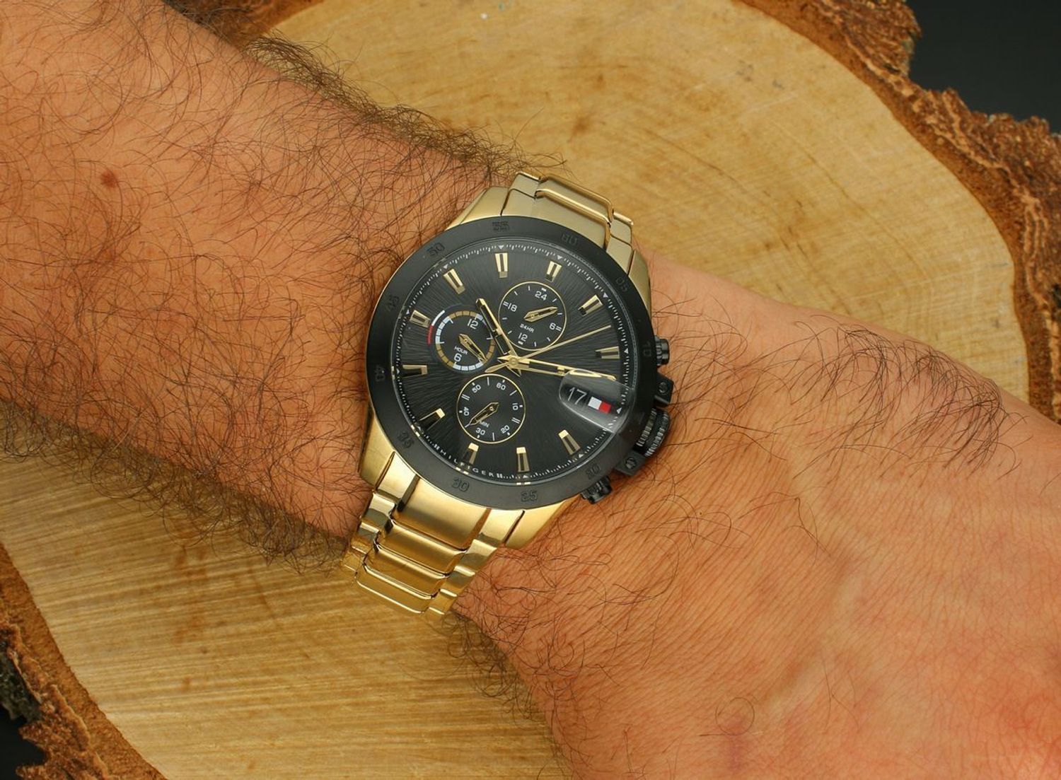 Zegarek męski Tommy Hilfiger 1792199 – stylowa kombinacja złota i czerni, stalowa bransoleta, precyzyjny mechanizm kwarcowy, wodoszczelność 50M. Elegancja i sportowy styl w jednym zegarku.1.jpg