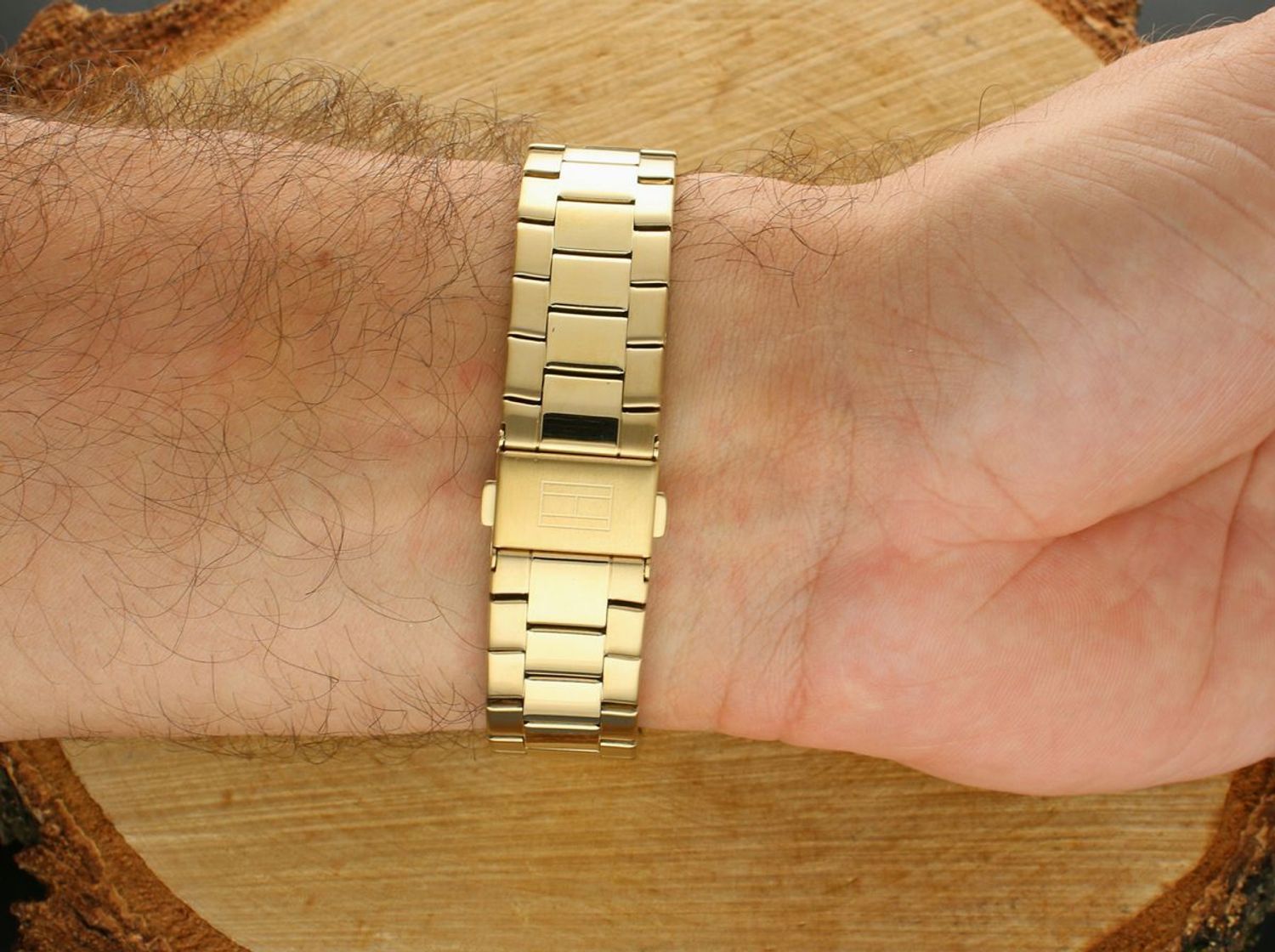 Zegarek męski Tommy Hilfiger 1792199 – stylowa kombinacja złota i czerni, stalowa bransoleta, precyzyjny mechanizm kwarcowy, wodoszczelność 50M. Elegancja i sportowy styl w jednym zegarku.1.jpg