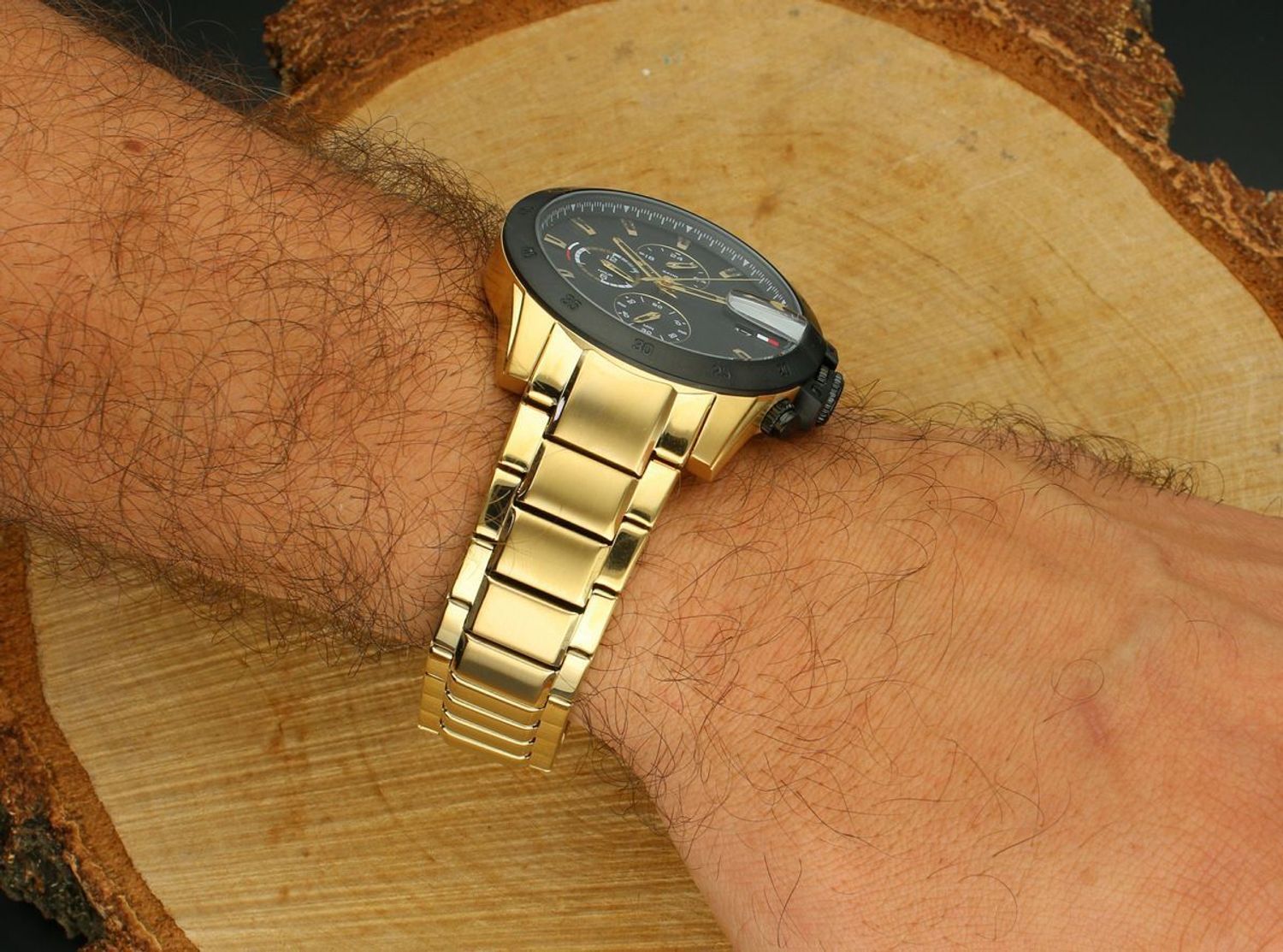 Zegarek męski Tommy Hilfiger 1792199 – stylowa kombinacja złota i czerni, stalowa bransoleta, precyzyjny mechanizm kwarcowy, wodoszczelność 50M. Elegancja i sportowy styl w jednym zegarku.1.jpg