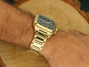 Zegarek męski Tommy Hilfiger 1792223 – złota koperta i bransoleta, elegancka zielona tarcza, prostokątny kształt, mechanizm kwarcowy. Idealny do stylizacji codziennych i formalnych.3.jpg