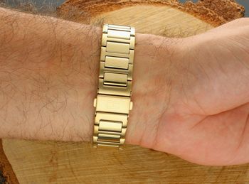 Zegarek męski Tommy Hilfiger 1792223 – złota koperta i bransoleta, elegancka zielona tarcza, prostokątny kształt, mechanizm kwarcowy. Idealny do stylizacji codziennych i formalnych.4.jpg