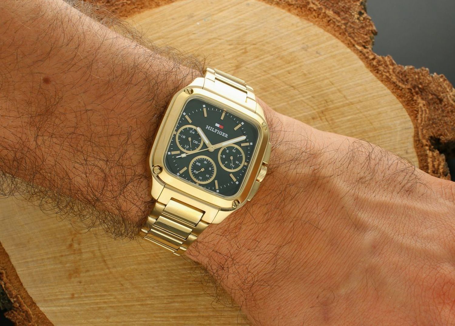 Zegarek męski Tommy Hilfiger 1792223 – złota koperta i bransoleta, elegancka zielona tarcza, prostokątny kształt, mechanizm kwarcowy. Idealny do stylizacji codziennych i formalnych.1.jpg