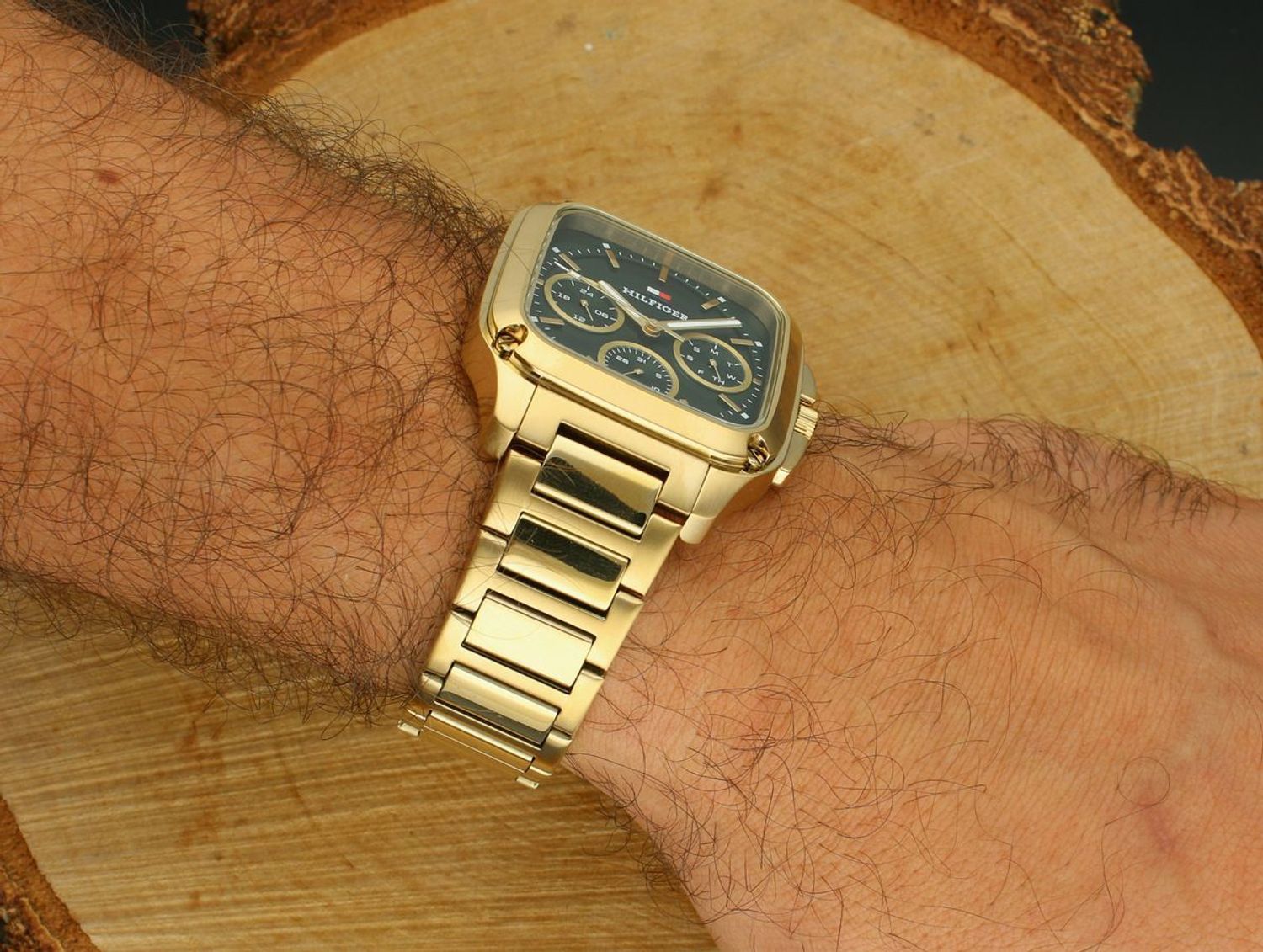 Zegarek męski Tommy Hilfiger 1792223 – złota koperta i bransoleta, elegancka zielona tarcza, prostokątny kształt, mechanizm kwarcowy. Idealny do stylizacji codziennych i formalnych.1.jpg