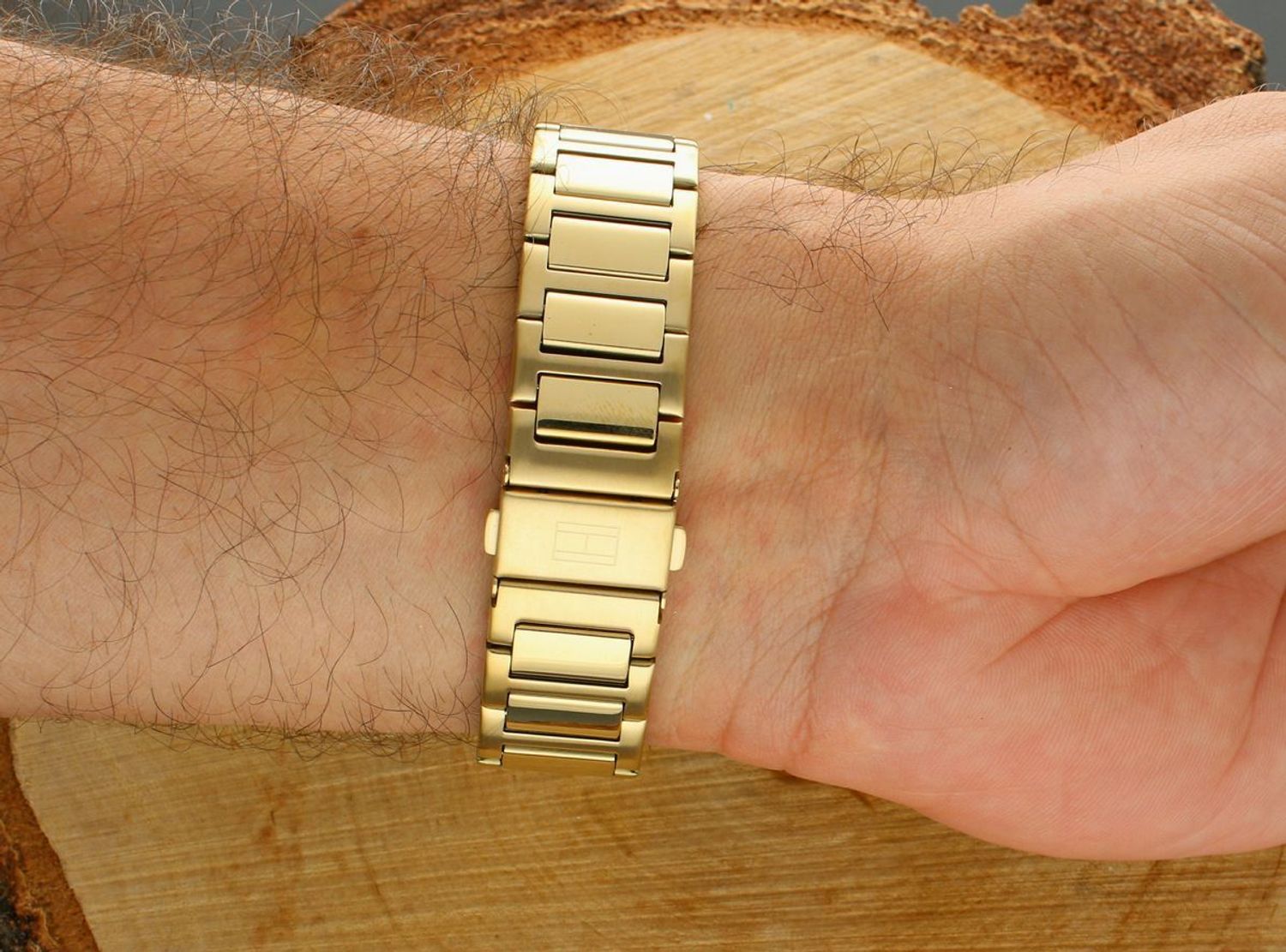 Zegarek męski Tommy Hilfiger 1792223 – złota koperta i bransoleta, elegancka zielona tarcza, prostokątny kształt, mechanizm kwarcowy. Idealny do stylizacji codziennych i formalnych.1.jpg