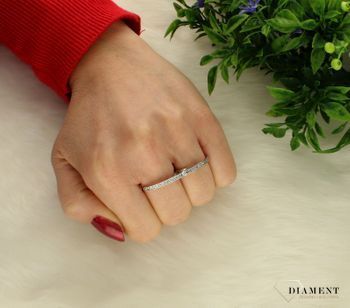 Srebrne pierścionki damskie połączone cyrkoniami 180757.  Srebrny pierścionek wykonany z próby 925 składający się z dwóch pojedynczych obrączek. Pierścionki na dwa palce połączone cyrkoniami (2).jpg