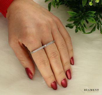 Srebrne pierścionki damskie połączone cyrkoniami 180757.  Srebrny pierścionek wykonany z próby 925 składający się z dwóch pojedynczych obrączek. Pierścionki na dwa palce połączone cyrkoniami (3).jpg