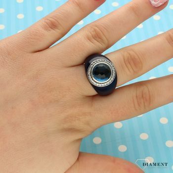 rebrny pierścionek TI SENTO niebieska emalia i duża cyrkonia 1844BE54. Wyjątkowy srebrny pierścionek wykonany ze srebrna wysokiej próby 925 ozdobiony oczkiem w kolorze.jpg