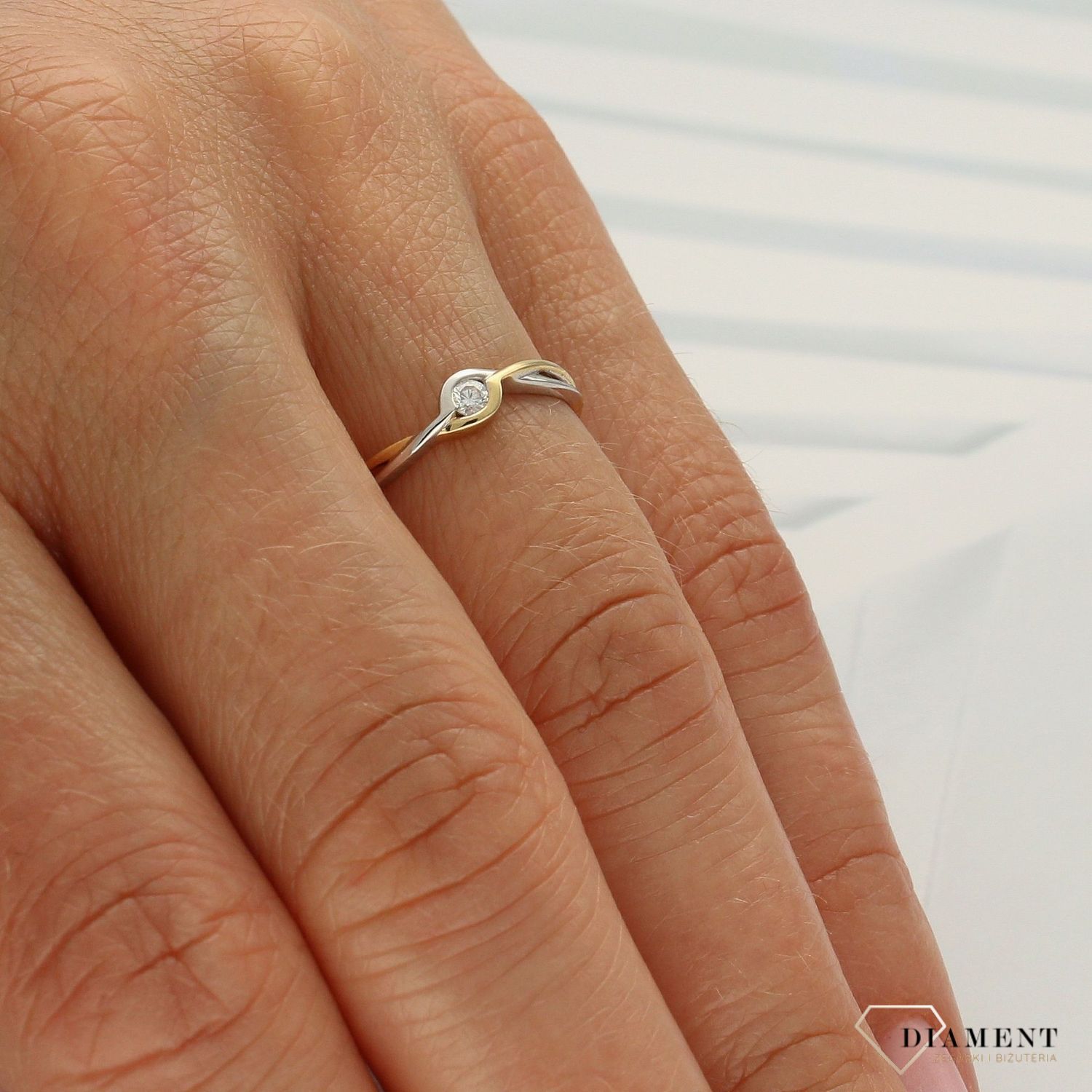 Złoty pierścionek z diamentami – białe i żółte złoto 585, rozmiar 11, kod 189005.jpg