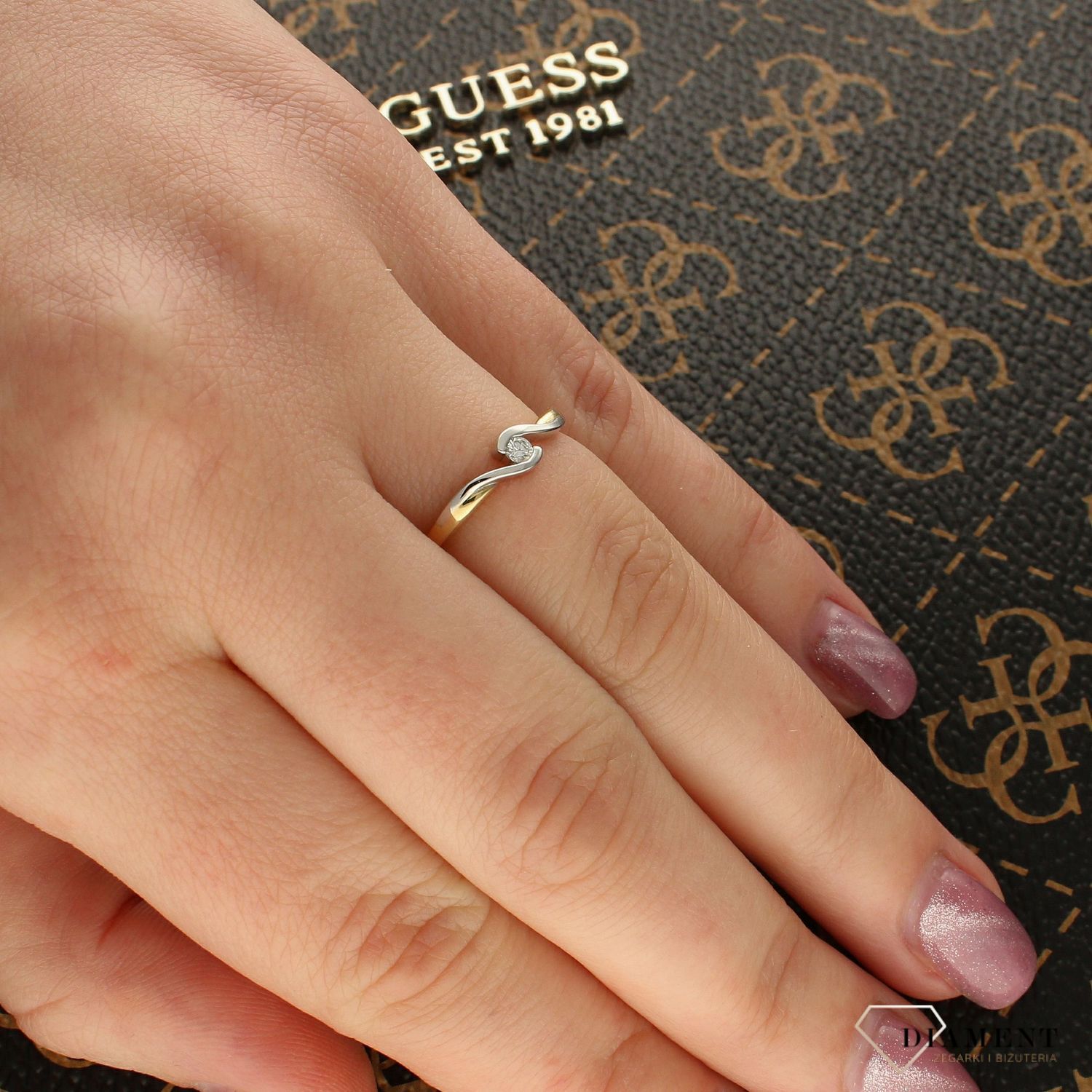 Subtelny pierścionek z żółtego i białego złota 585 z brylantem 0,05 ct, barwa H, czystość SI2. Elegancki prezent z certyfikatem autentyczności. Rozmiar 12.1.jpg