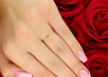 Subtelny pierścionek z żółtego i białego złota 585 z brylantem 0,05 ct, barwa H, czystość SI2. Elegancki prezent z certyfikatem autentyczności. Rozmiar 12.4.jpg