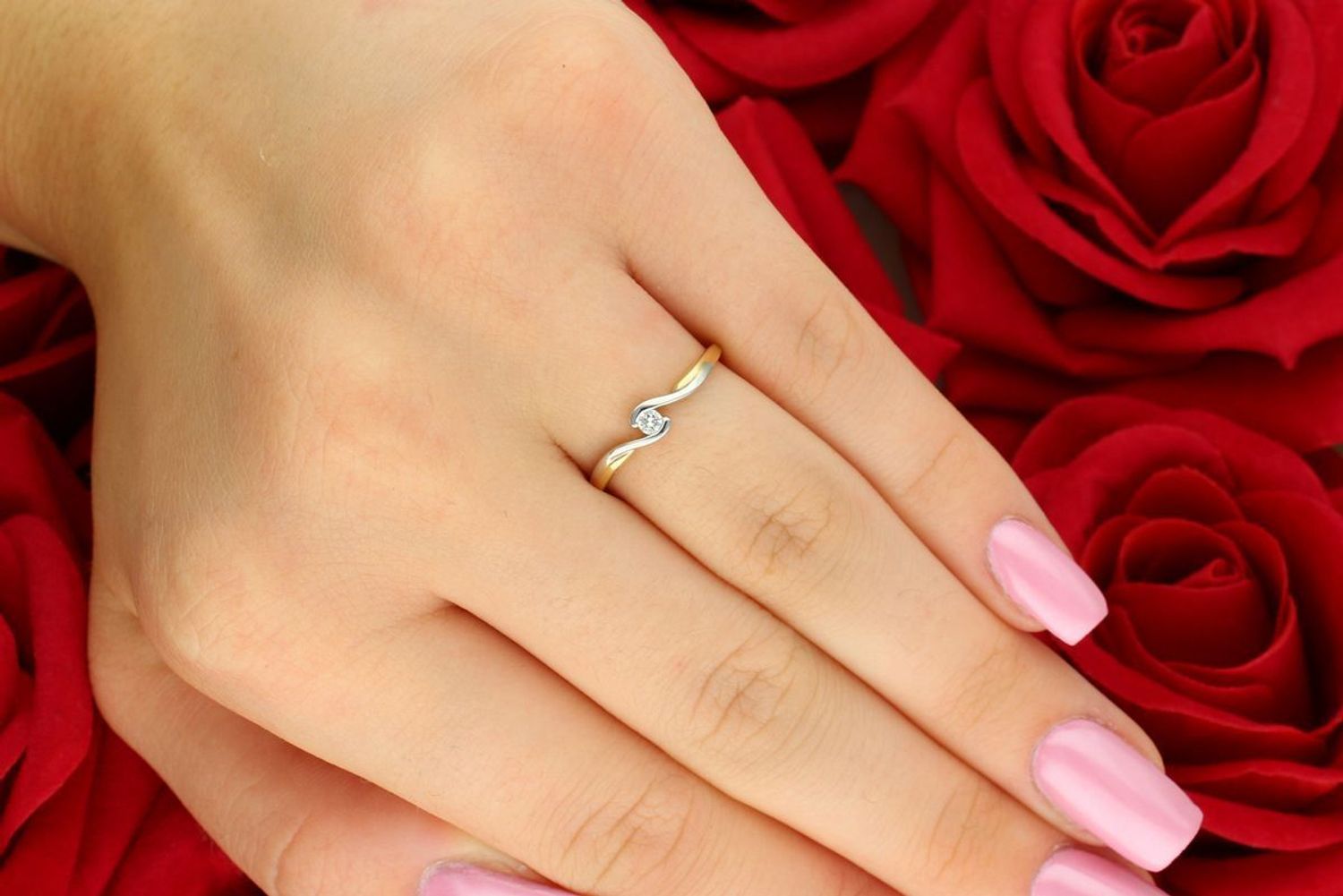 Subtelny pierścionek z żółtego i białego złota 585 z brylantem 0,05 ct, barwa H, czystość SI2. Elegancki prezent z certyfikatem autentyczności. Rozmiar 12.1.jpg