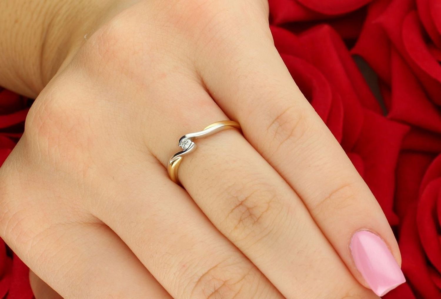 Subtelny pierścionek z żółtego i białego złota 585 z brylantem 0,05 ct, barwa H, czystość SI2. Elegancki prezent z certyfikatem autentyczności. Rozmiar 12.1.jpg