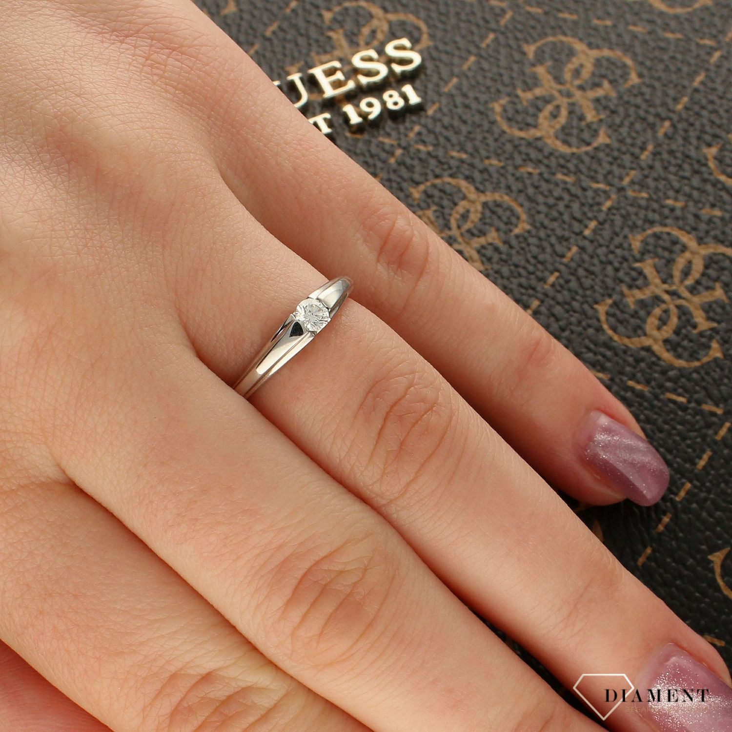 Złoty pierścionek z brylantem próba 585  Białe złoto  Rozmiar 13  193915 HSI2.jpg