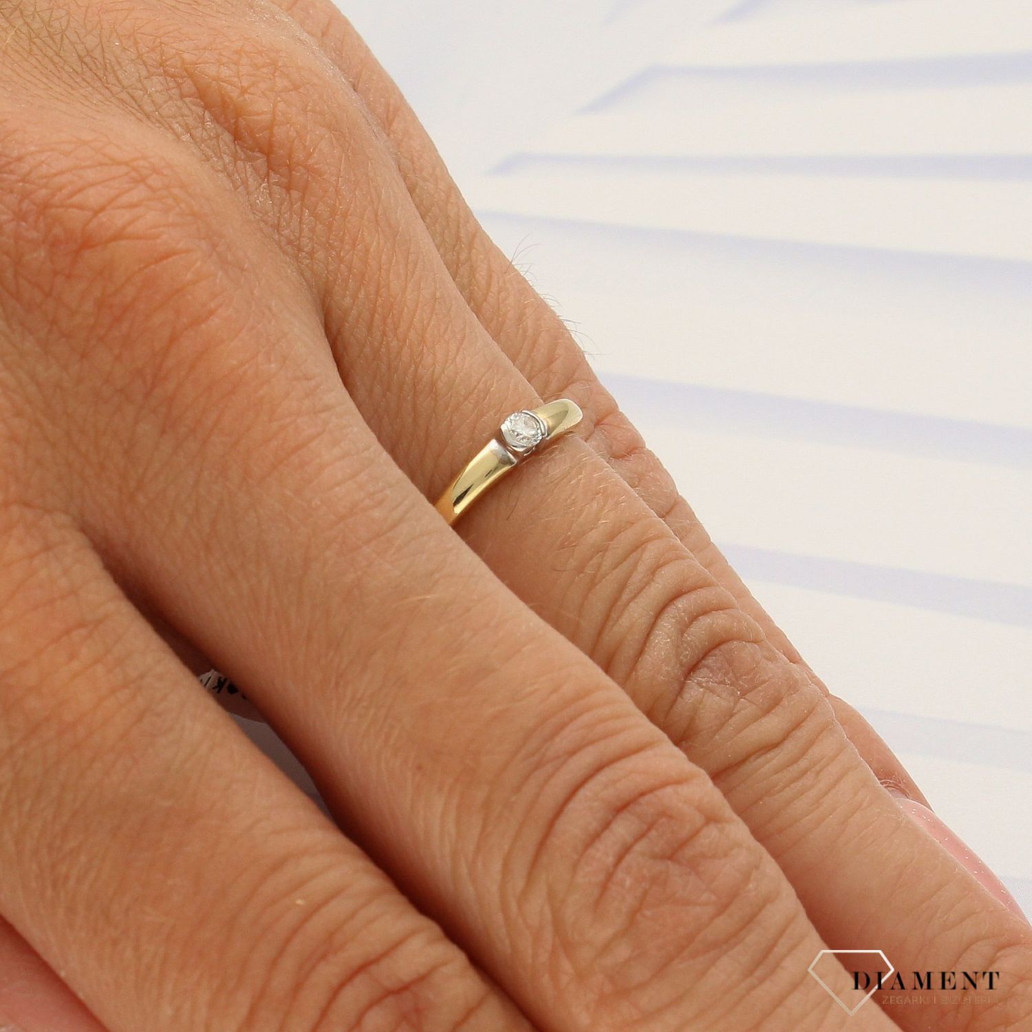 pierscionek-z-brylantem-zareczyny, Pierścionek złoty DIAMENT 585, diamenty 195305 z diamentami 195305 wykonany ze złota próby 585. Pierścionek z jednym diamentem wielkości 0,05 ct, czystości SI or.jpg
