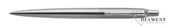 Długopis Stalowy Jotter Parker 1953170 + Etui to idealny pomysł na prezent. Srebrny kolor, klasyczny wygląd i eleganckie etui to niewątpliwie atuty tego zestawu. Artykuły piśmiennicze na prezent.1.jpg