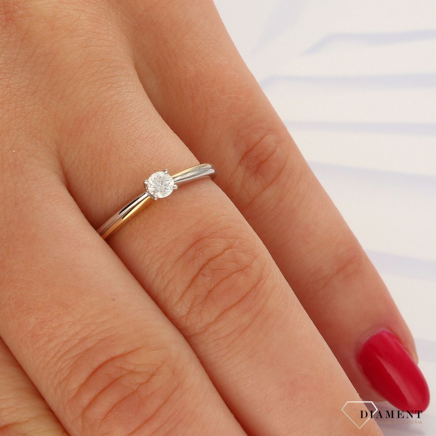 Złoty pierścionek klasyczny z brylantem  Białe i żółte złoto  Rozmiar 13  196315 HSI.jpg