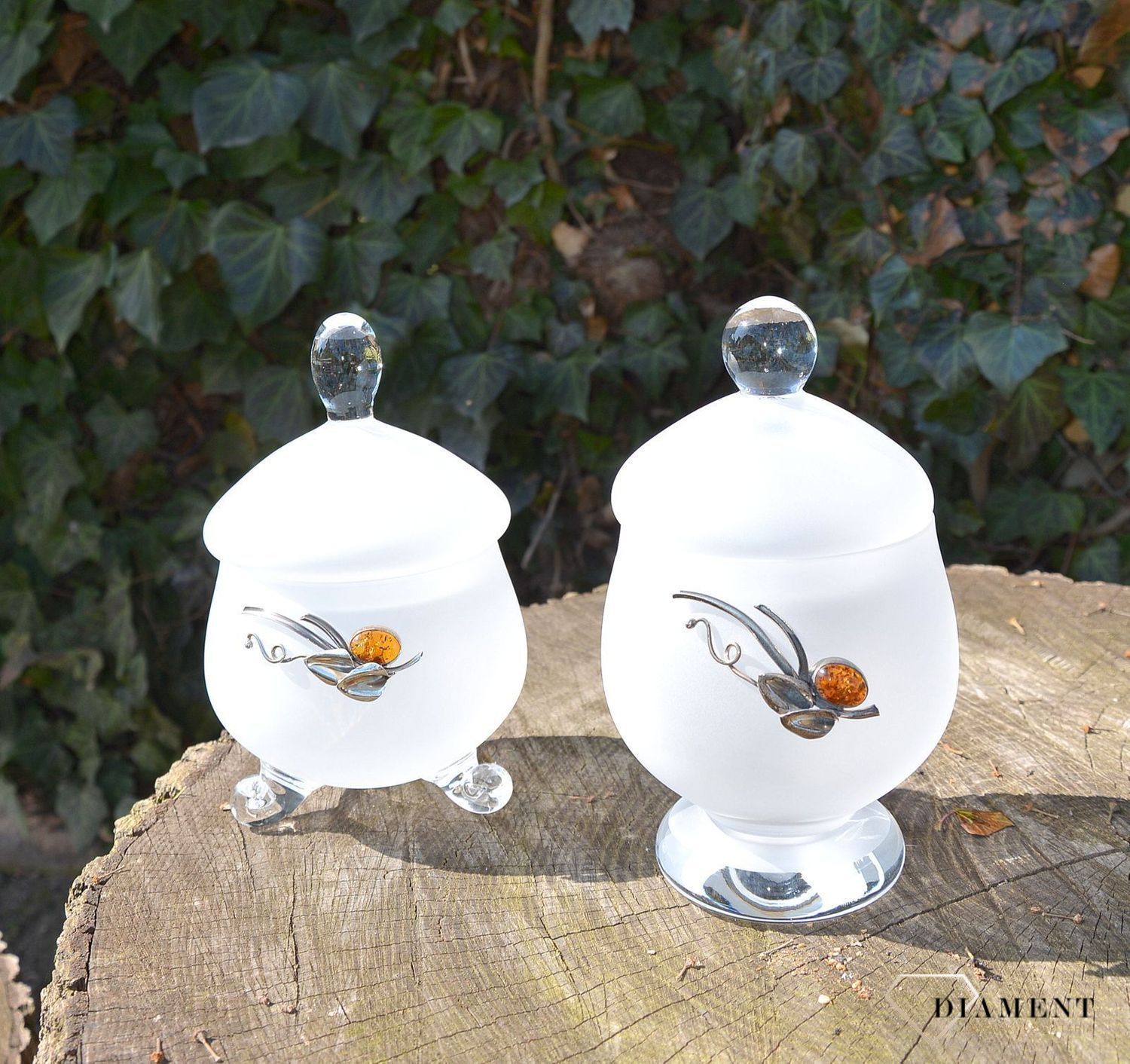 Cukiernica szklana srebro i bursztyn 1C1N2. Eleganckie i ekskluzywne szkło zdobione srebrem próby 925 i naturalnym bursztynem bałtyckim. Wyrób jest wykonywany w całości ręcznie. Szklana cukiernica to podst1.JPG