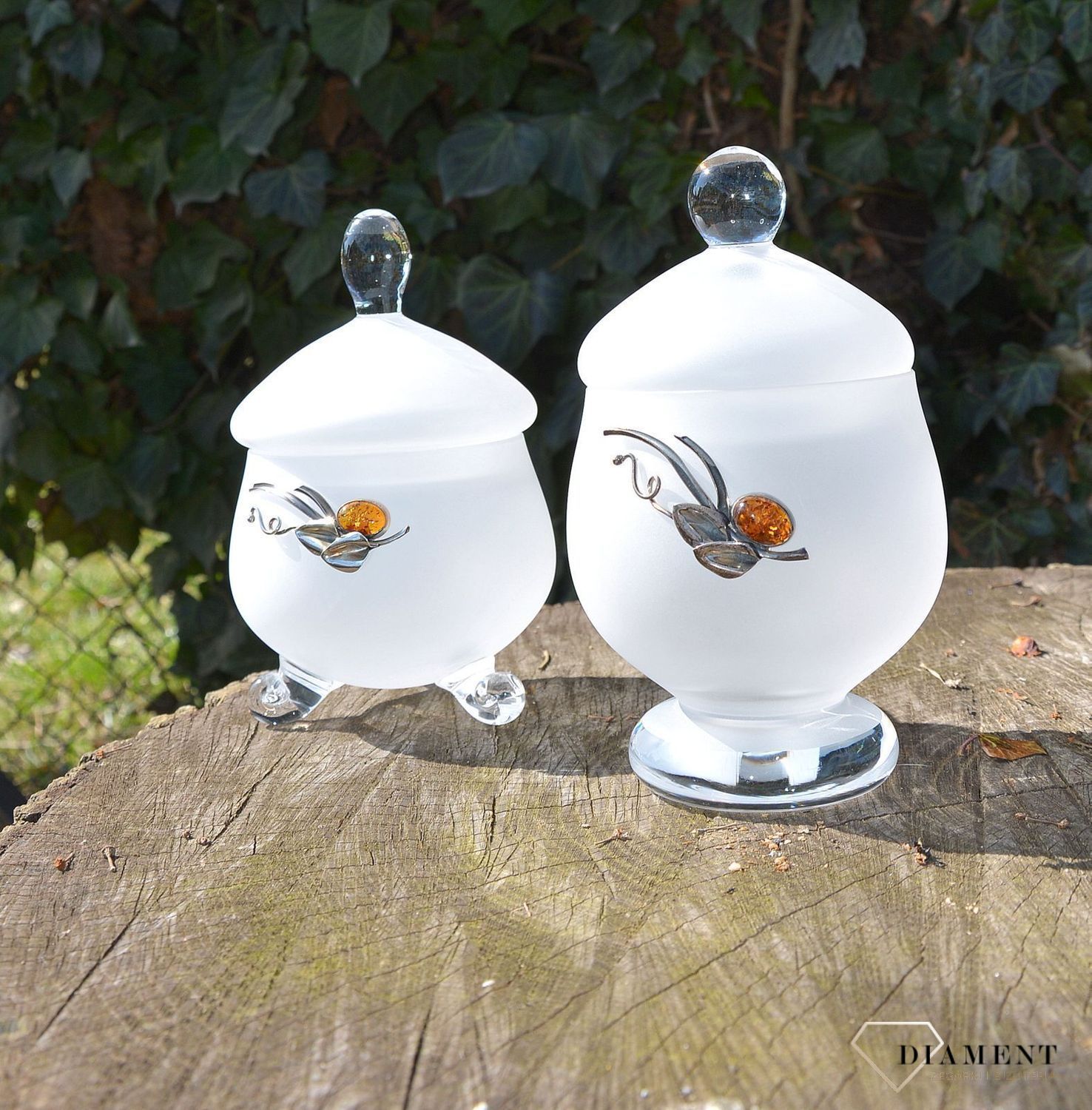 Cukiernica szklana srebro i bursztyn 1C1N2. Eleganckie i ekskluzywne szkło zdobione srebrem próby 925 i naturalnym bursztynem bałtyckim. Wyrób jest wykonywany w całości ręcznie. Szklana cukiernica to podst1.JPG