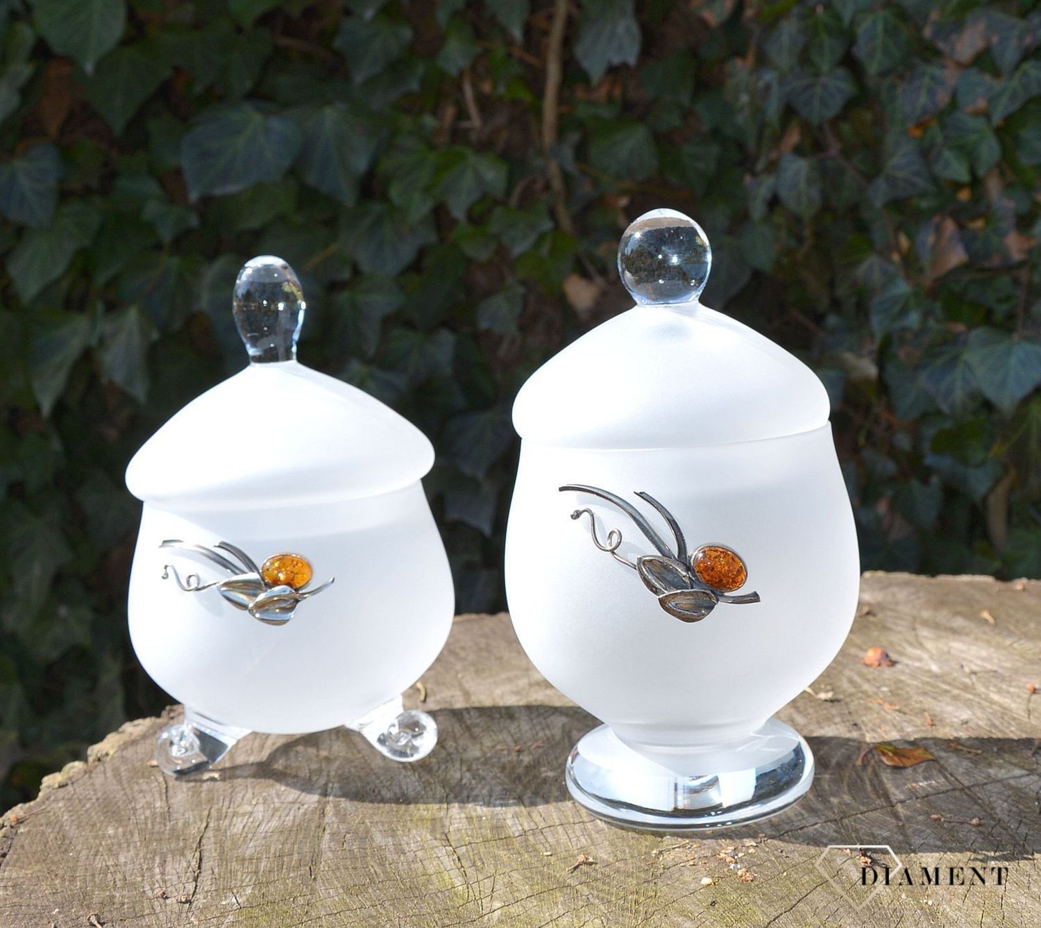 Cukiernica szklana srebro i bursztyn 1C1N2. Eleganckie i ekskluzywne szkło zdobione srebrem próby 925 i naturalnym bursztynem bałtyckim. Wyrób jest wykonywany w całości ręcznie. Szklana cukiernica to podst1.JPG