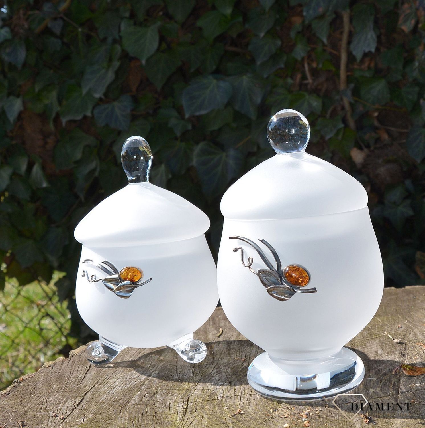 Cukiernica szklana srebro i bursztyn 1C1N2. Eleganckie i ekskluzywne szkło zdobione srebrem próby 925 i naturalnym bursztynem bałtyckim. Wyrób jest wykonywany w całości ręcznie. Szklana cukiernica to podst1.JPG