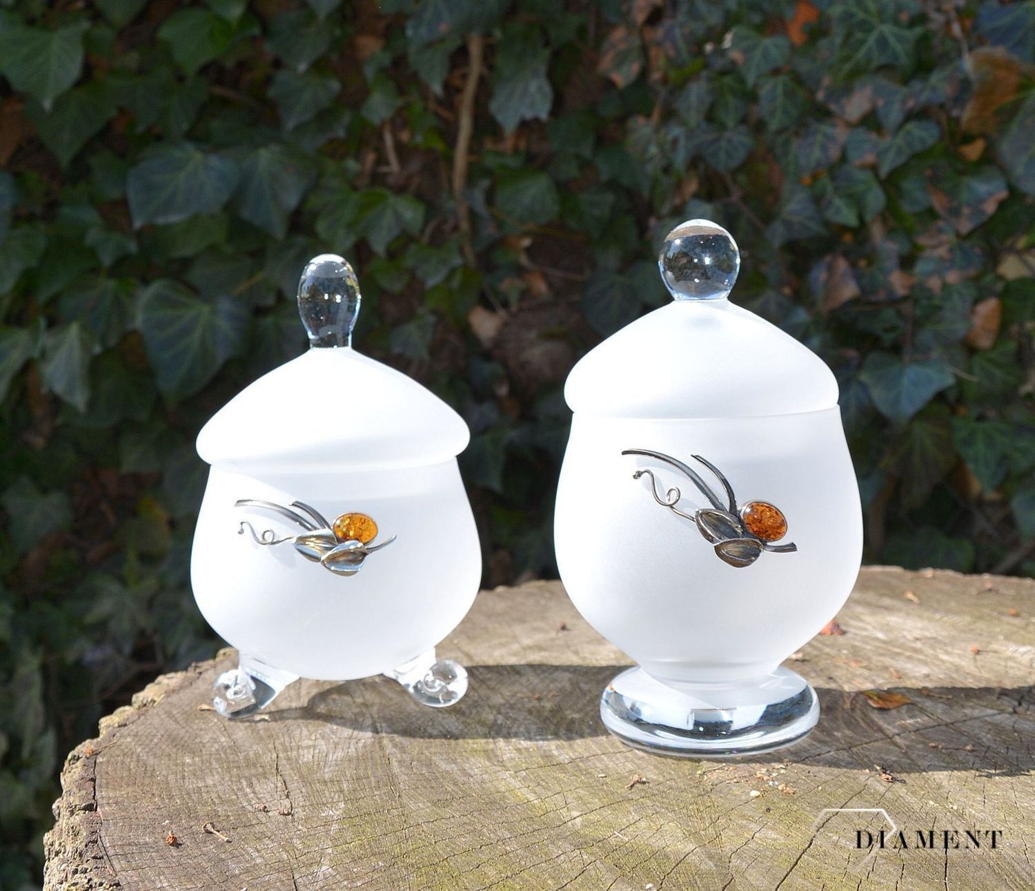 Szklana cukiernica mleczne szkło ozdobione bursztynem i srebrem 1C7N2. Szklana cukiernica to świetna ozdoba stołu. Cukier pięknie jest wyeksponowany. Świetny pomysł na prezent. Cukiernica ozdobiona srebrem.JPG