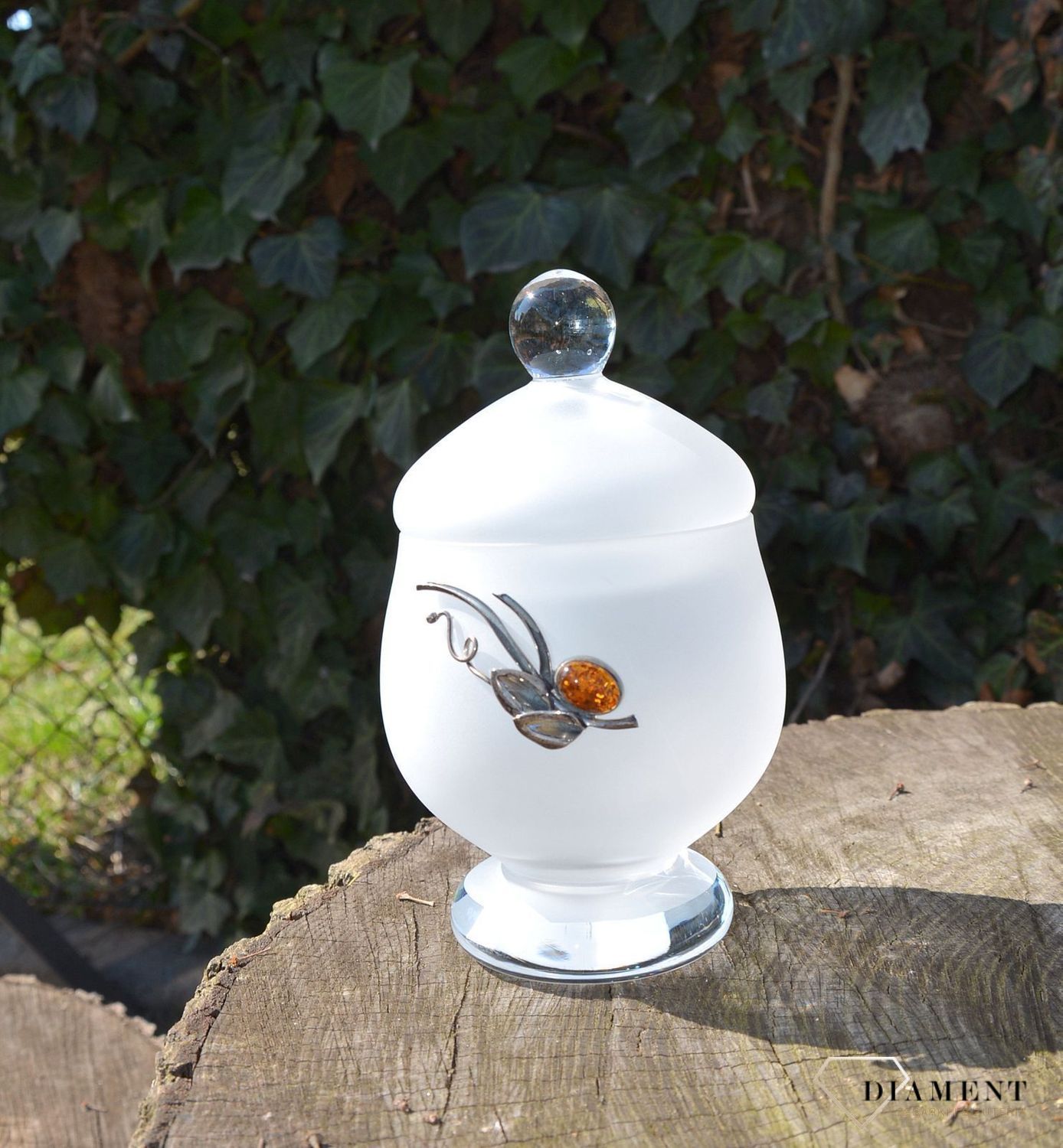 Szklana cukiernica mleczne szkło ozdobione bursztynem i srebrem 1C7N2. Szklana cukiernica to świetna ozdoba stołu. Cukier pięknie jest wyeksponowany. Świetny pomysł na prezent. Cukiernica ozdobiona srebrem.JPG