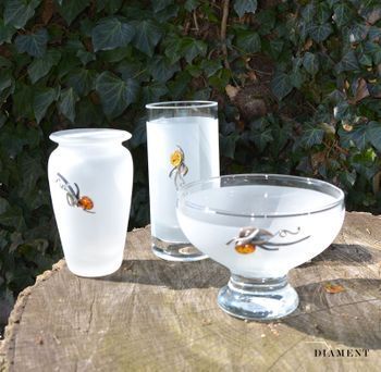 Wazon szklany 15 cm mleczny srebro i bursztyn 1L15N2. Szklany wazon wykonany ze szkła ozdobiony srebrem i bursztynem. Szklany wazon to świetna ozdoba każdego stołu. Wazon, który można użyć jako świecznik0.JPG