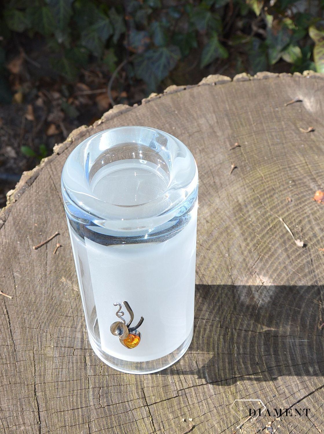 Wazon szklany 15 cm mleczny srebro i bursztyn 1L15N2. Szklany wazon wykonany ze szkła ozdobiony srebrem i bursztynem. Szklany wazon to świetna ozdoba każdego stołu. Wazon, który można użyć jako świecznik to.JPG