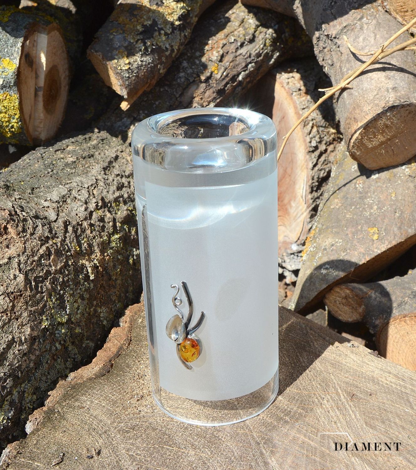 Wazon szklany 15 cm mleczny srebro i bursztyn 1L15N2. Szklany wazon wykonany ze szkła ozdobiony srebrem i bursztynem. Szklany wazon to świetna ozdoba każdego stołu. Wazon, który można użyć jako świecznik to.JPG