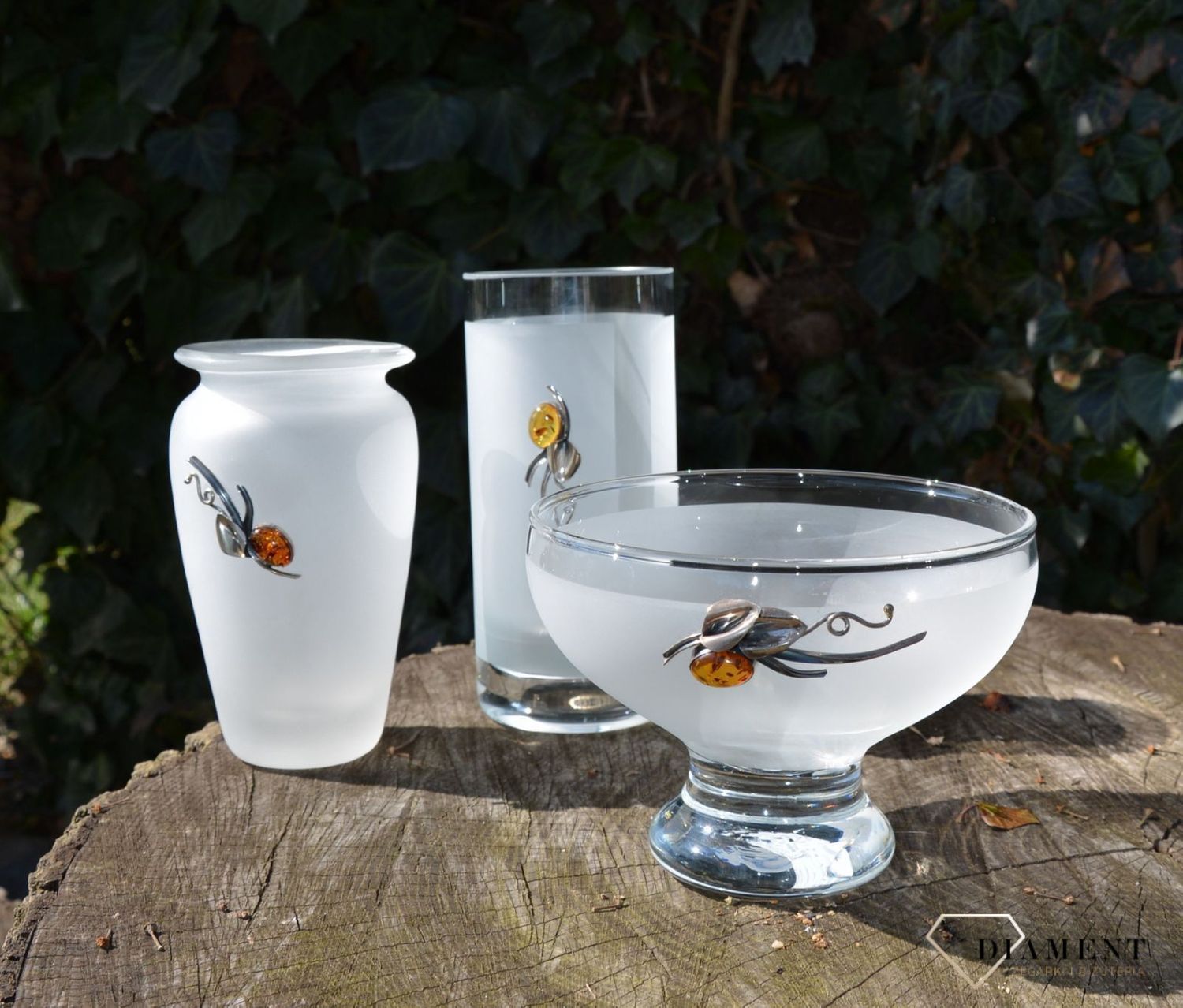 Wazon szklany 15 cm mleczny srebro i bursztyn 1L15N2. Szklany wazon wykonany ze szkła ozdobiony srebrem i bursztynem. Szklany wazon to świetna ozdoba każdego stołu. Wazon, który można użyć jako świecznik to.JPG