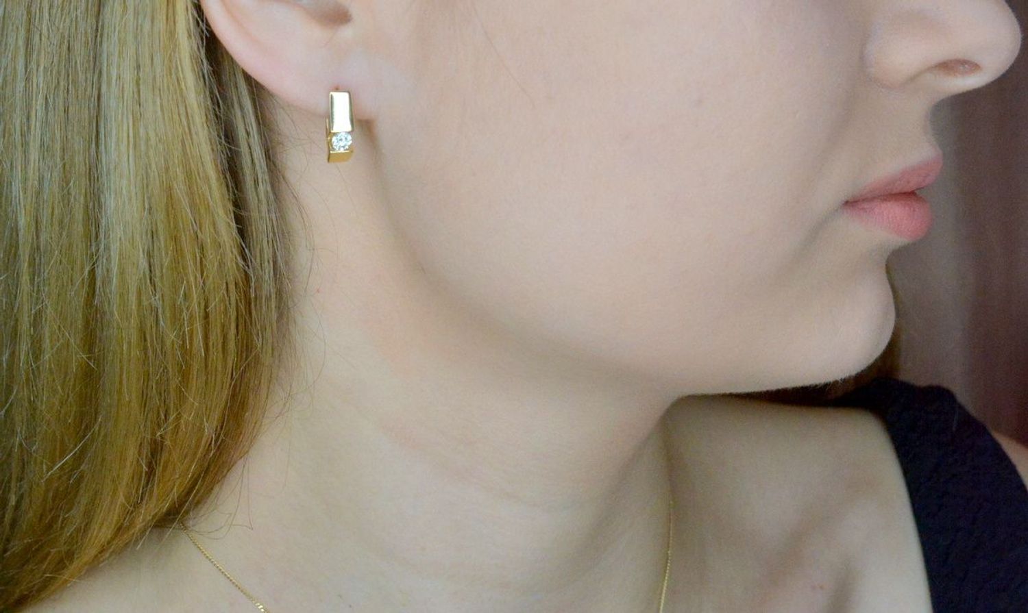 Złote kolczyki 585 z diamentami Kolczyki z diamentami o barwie i czystości HSI o łącznej masie 0,40 ct. Złote, eleganckie kolczyki charakteryzują się klasycznym pięknem i stylowym designem. Element ozdobny wykonano z najwyższe.jpg