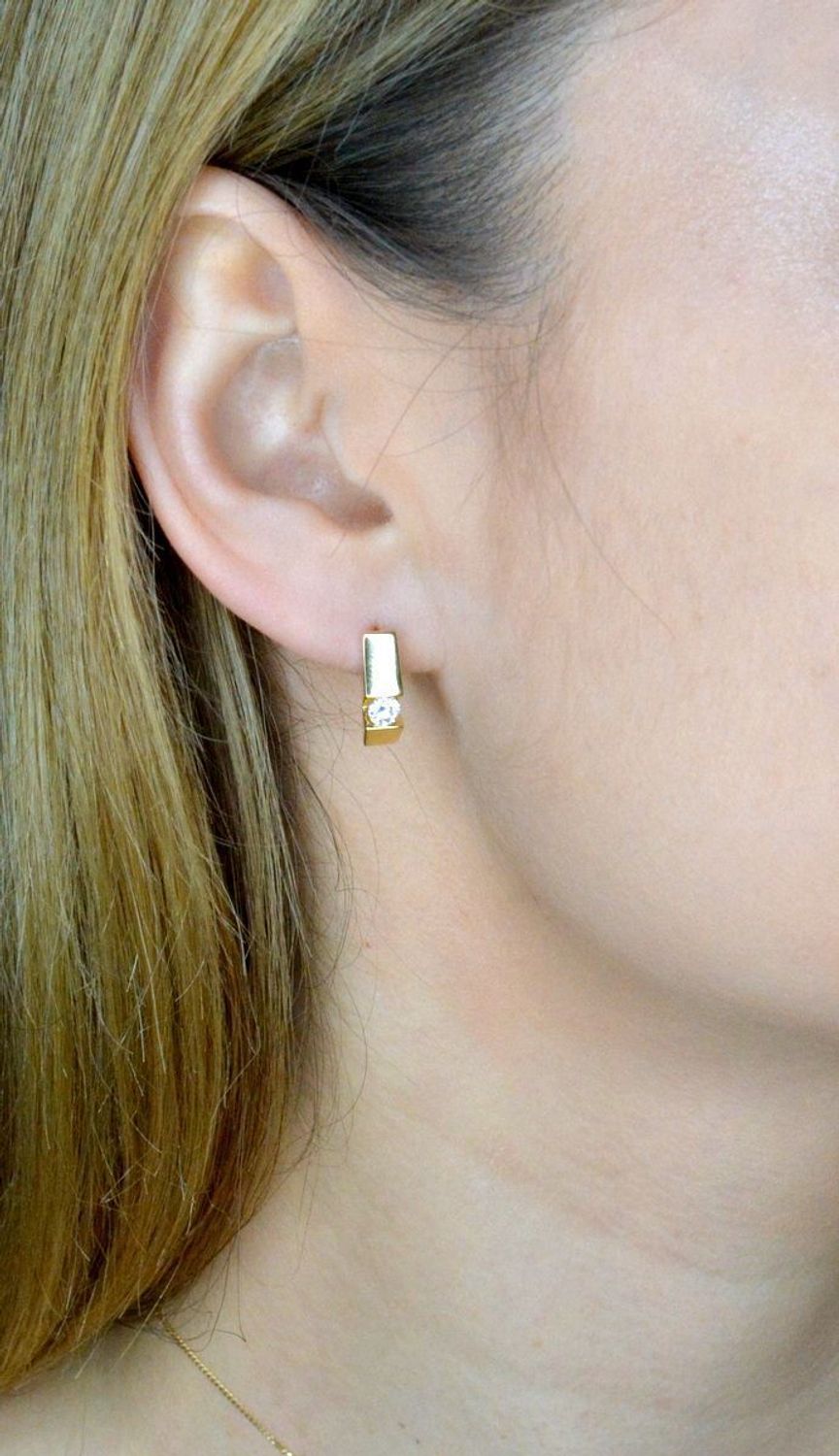 Złote kolczyki 585 z diamentami Kolczyki z diamentami o barwie i czystości HSI o łącznej masie 0,40 ct. Złote, eleganckie kolczyki charakteryzują się klasycznym pięknem i stylowym designem. Element ozdobny wykonano z najwyższe.jpg