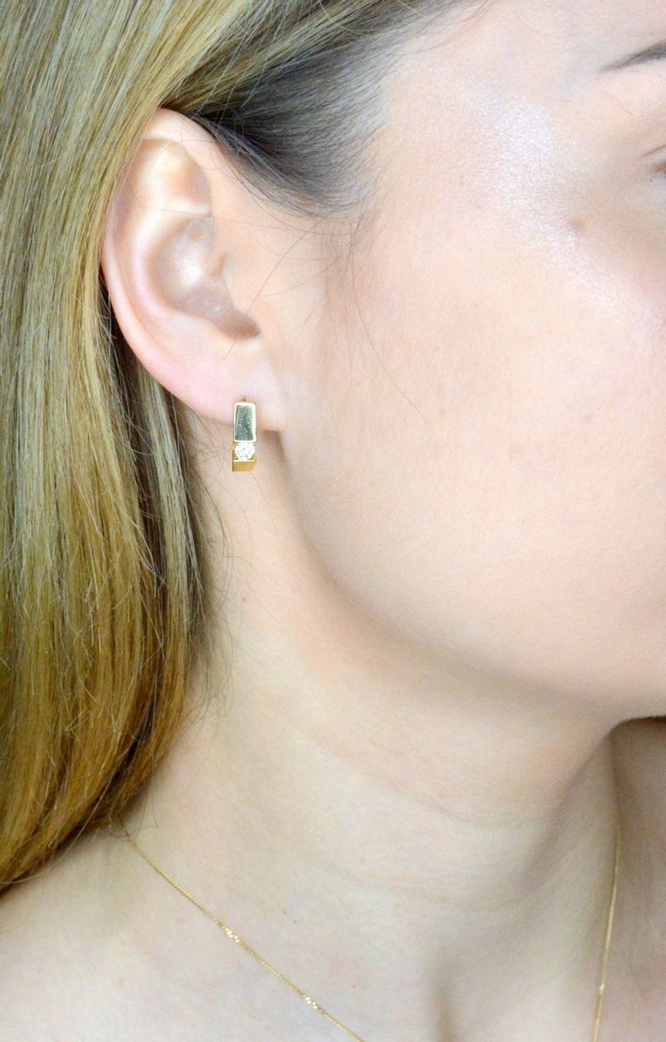 Złote kolczyki 585 z diamentami Kolczyki z diamentami o barwie i czystości HSI o łącznej masie 0,40 ct. Złote, eleganckie kolczyki charakteryzują się klasycznym pięknem i stylowym designem. Element ozdobny wykonano z najwyższe.jpg