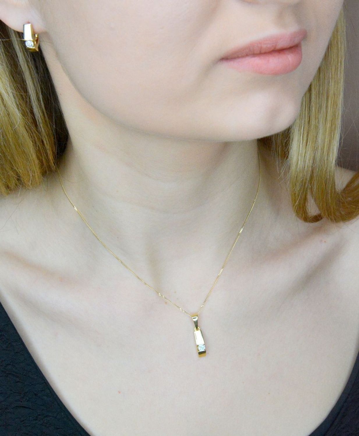 Złote kolczyki 585 z diamentami Kolczyki z diamentami o barwie i czystości HSI o łącznej masie 0,40 ct. Złote, eleganckie kolczyki charakteryzują się klasycznym pięknem i stylowym designem. Element ozdobny wykonano z najwyższe.jpg