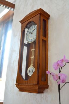 Zegar ścienny drewniany wiszący Adler 20039 dąb. Zegar ścienny do salonu. Dębowy zegar. Zegar Adler wykonany z wysokiej jakości drewna w kolorze dębowym (1).JPG