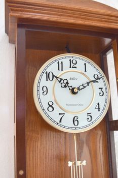 Zegar ścienny drewniany wiszący Adler 20039 dąb. Zegar ścienny do salonu. Dębowy zegar. Zegar Adler wykonany z wysokiej jakości drewna w kolorze dębowym (4).JPG
