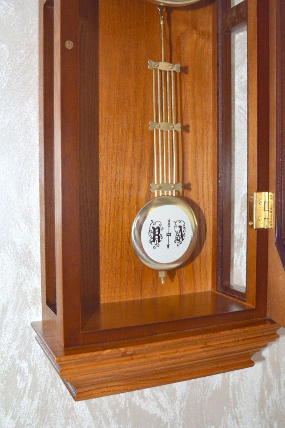 Zegar ścienny drewniany wiszący mechaniczny Adler 20039D. Zegar ścienny do salonu. Zegar Adler wykonany z wysokiej jakości drewna w kolorze dębowym 20039 DĄB.jpg