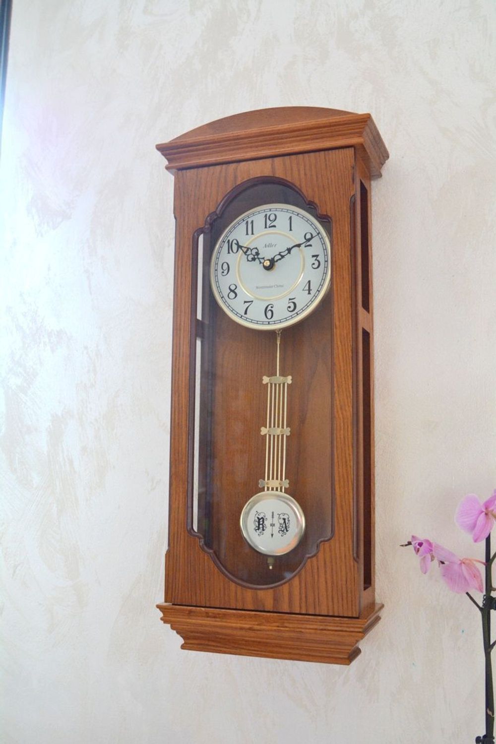 Zegar ścienny drewniany wiszący mechaniczny Adler 20039D. Zegar ścienny do salonu. Zegar Adler wykonany z wysokiej jakości drewna w kolorze dębowym 20039 DĄB.jpg