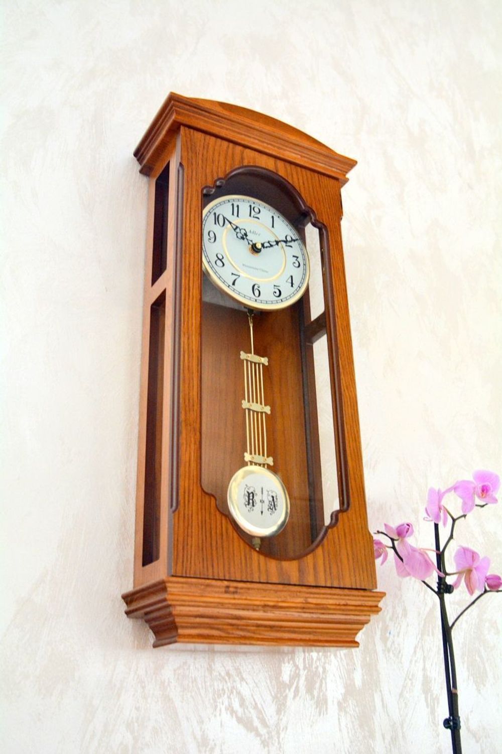 Zegar ścienny drewniany wiszący mechaniczny Adler 20039D. Zegar ścienny do salonu. Zegar Adler wykonany z wysokiej jakości drewna w kolorze dębowym 20039 DĄB.jpg